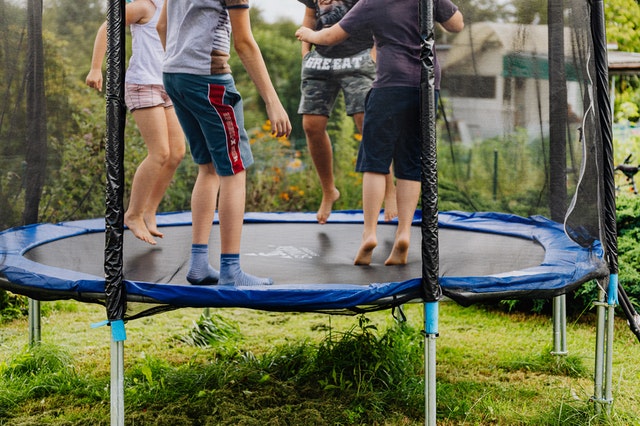 Plaats een trampoline in je tuin voor meer speelplezier